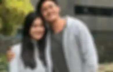 Felicya Angelista Gendong Caesar Hito di Pantai, Netizen: 'Kebalik!'