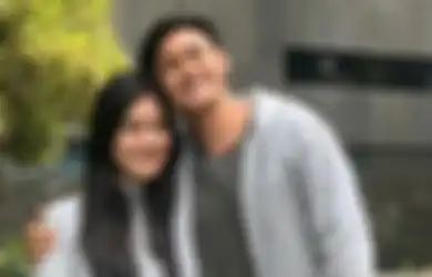 Felicya Angelista Gendong Caesar Hito di Pantai, Netizen: 'Kebalik!'