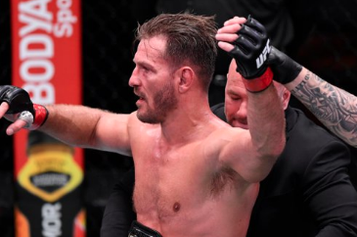 Stipe Miocic berhasil mempertahankan gelar juara kelas berat setelah mengalahkan Daniel Cormier pada UFC 252 di Las Vegas, Amerika Serikat, Minggu (16/8/2020) WIB.