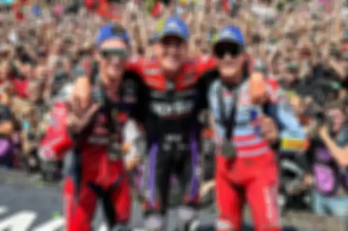 Podium Sprint Race MotoGP Catalunya 2024 diisi Aleix Espargaro (tengah), Marc Marquez (kanan) dan Pedro Acosta (kiri) setelah dilingkupi hal yang aneh