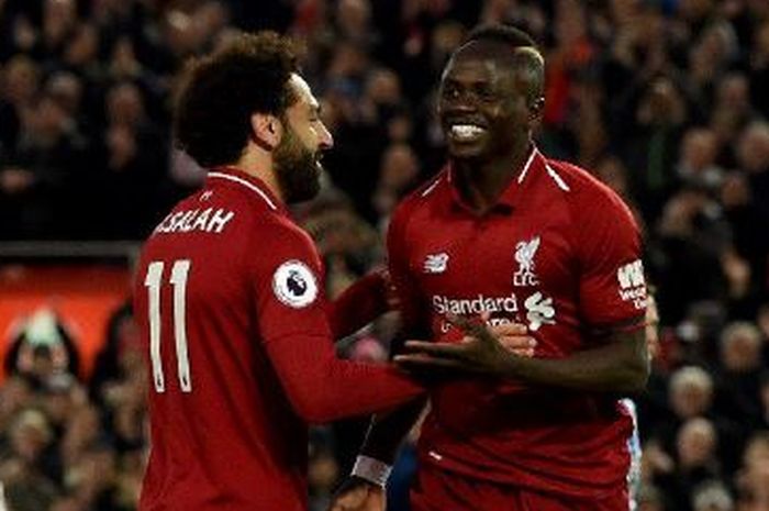 Duo penyerang Liverpool, Mohamed Salah (kiri) dan Sadio Mane dikabarkan sempat terlibat cek-cok