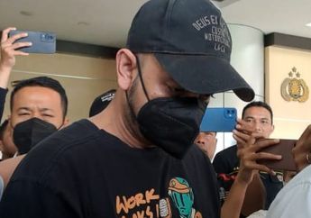 Tangan Diborgol, Rio Reifan Tertunduk Jalani Pemeriksaan Kesehatan Kasus Narkoba