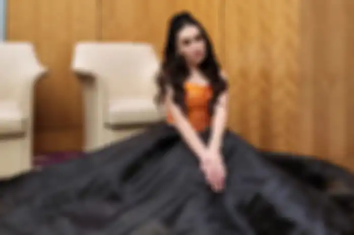 Penampilan elegan Ayu Ting Ting kenakan outfit dari Rika Wirtjes.