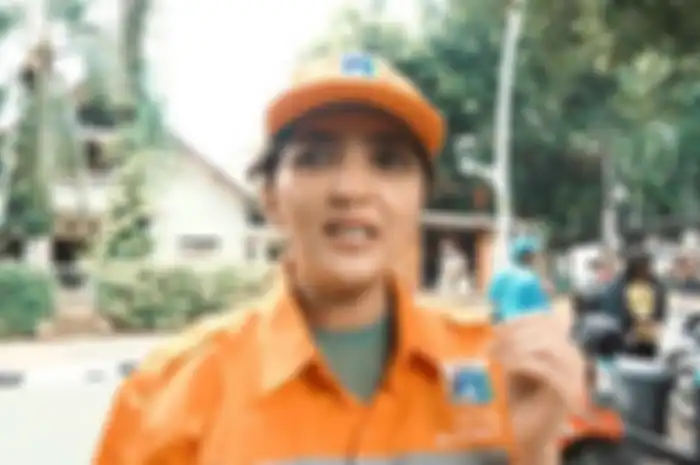 Ashanty dengan seragam Pasukan Oranye