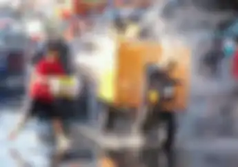 Tradisi Seru Perayaan Imlek, Warga Perang Air Pakai Motor Roda 3