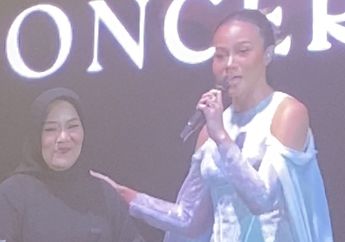 Duet dengan sang Ibunda, Yura Yunita Cerita Lagu 'Jalan Pulang' di Konser Pertunjukan Tutur Batin