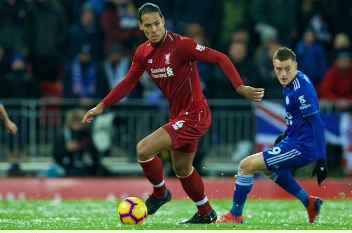 Bek Liverpool FC, Virgil van Dijk (kiri), beraksi dalam laga Liga Inggris melawan Leicester City di Stadion Anfield, Rabu (30/1/2019).