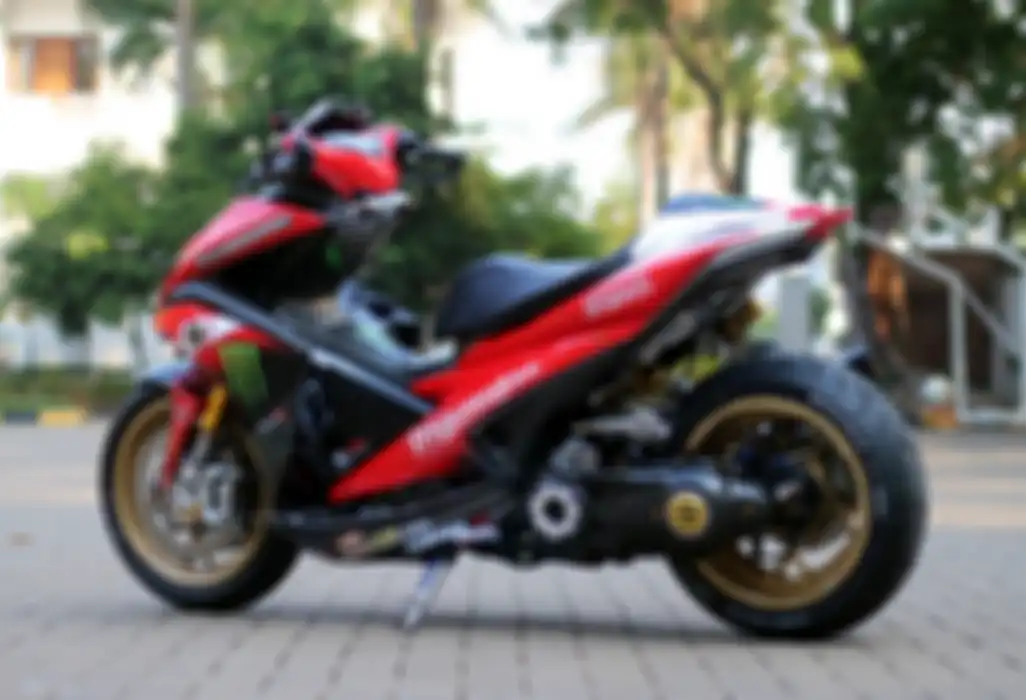 Motif livery terinspirasi dari motor tim Milwaukee Yamaha Team WSBK