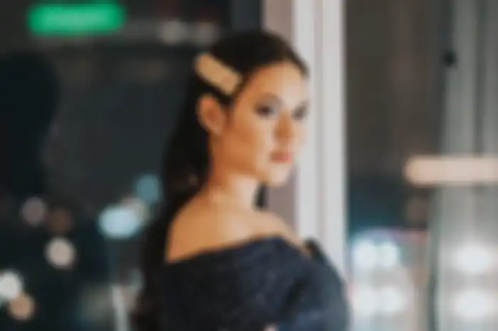 Tanpa Bantuan MUA, Raisa Makeup Sendiri dengan Nuansa Smokey Eyes Saat Manggung, Manglingi Banget!