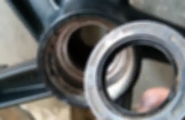 Bearing roda yang sudah rusak harus segera diganti.
