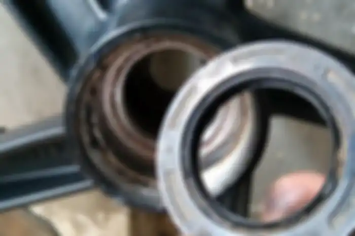 Bearing roda yang sudah rusak harus segera diganti.