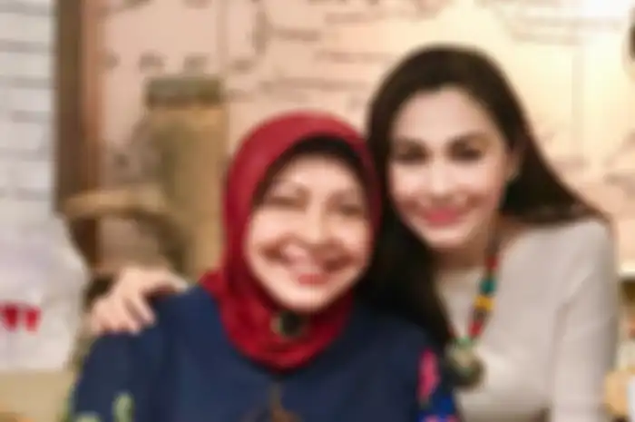 Mieke Wijaya dan sang anak, Nia Zulkarnaen.