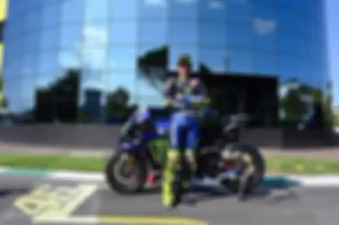 Jarang-jarang Valentino Rossi ngantor ke markas VR Racing naik motor MotoGP Yamaha M1