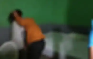 Geger Warga Medan Bakar Celana Dalam Pasangan Mesum, Wanita Ini Kepergok Pesta Seks dengan 3 Pria di Rumah Kosong, Kelakuannya Usai Digerebek Bikin Emosi