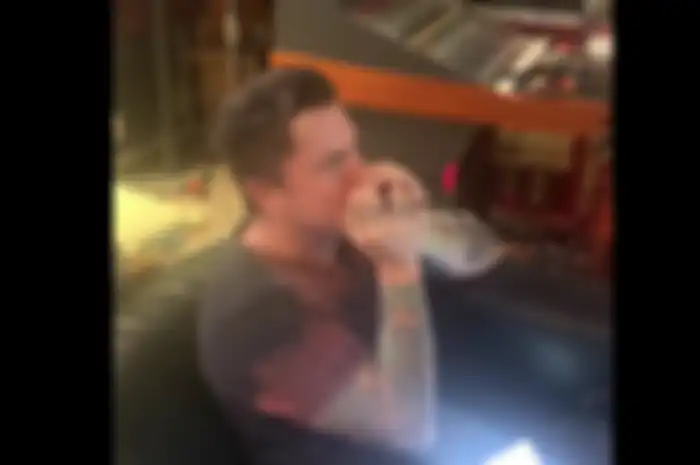 Gitaris A7X, Synyster Gates, nunjukin bakatnya saat memainkan beatbox.