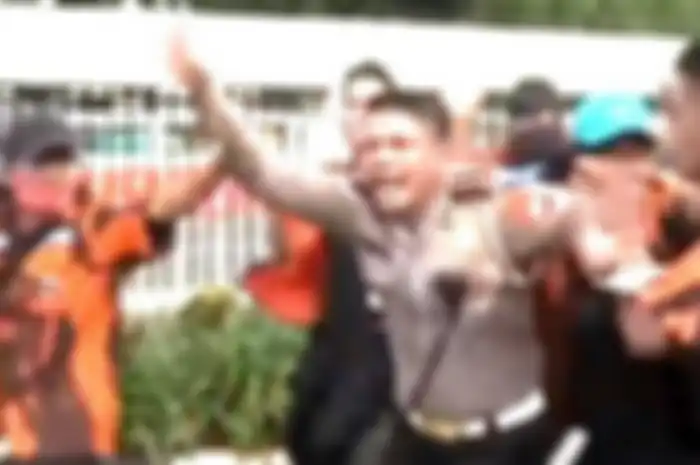 Demo ormas Pemuda Pancasila berujung rusuh, anggota polisi dikeroyok.