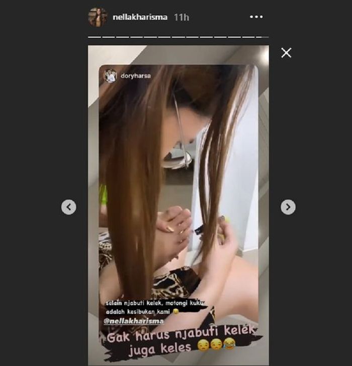 Momen saat Nella Kharisma tengah memotong kuku kaki Dory Harsa.