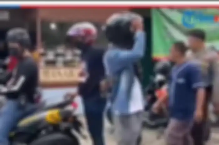 Ilustrasi debt collector melakukan penarikan kendaraan secara paksa.