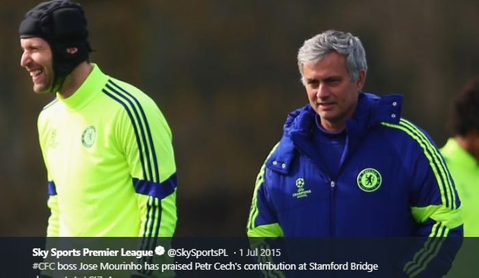 Petr Cech (kiri) dan Jose Mourinho (kanan) saat bersama-sama masih membela Chelsea.