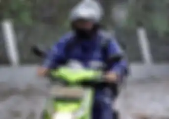 Musim Hujan Bikin Pengguna Motor Listrik Khawatir, Bisa Bikin Kesetrum Atau Enggak?