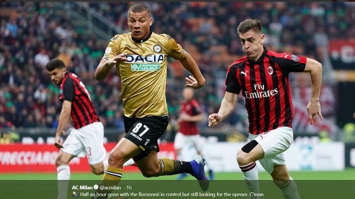 Aksi striker AC Milan, Krzysztof Piatek (kanan), dalam laga Liga Italia kontra Udinese di San Siro pada Selasa (2/4/2019).