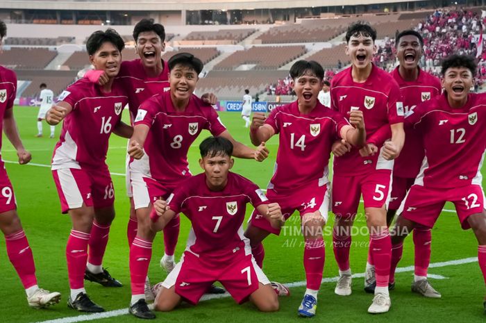 Para pemain Timnas U-17 Indonesia saat selebrasi setelah Zahaby Gholy mencetak gol ke gawang Yaman dalam laga kedua Grup C Piala Asia U-17 2025, di Prince Abdullah Al-Faisal Stadium, Jeddah, Senin (7/4/2025).