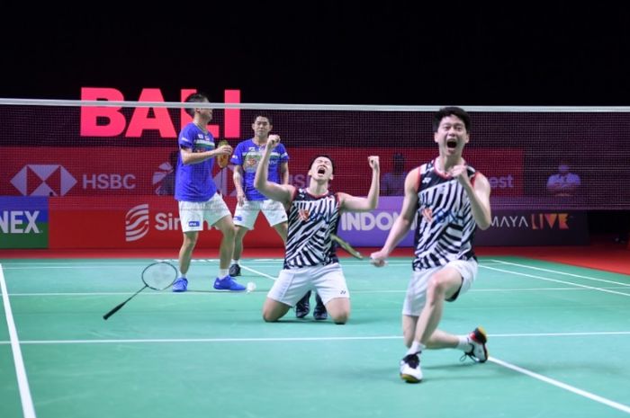 Ekspresi pasangan ganda putra Indonesia, Marcus Fernaldi Gideon/Kevin Sanjaya Sukamuljo (jersey putih), setelah mengalahkan Takuro Hoki/Yugo Kobayashi (Jepang) pada final Indonesia Open 2021 yang digelar di Bali International Convention Centre, Bali, 28 November 2021.