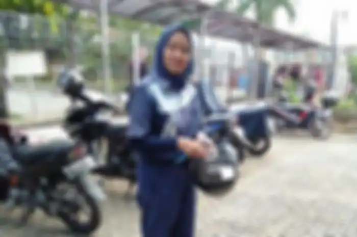 Nani, petugas parkir yang mengamankan helm milik pengunjung