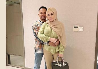 Rayakan Lebaran Bareng Faisal Harris, Intip Cantiknya Jennifer Dunn dalam Balutan Kaftan Putih