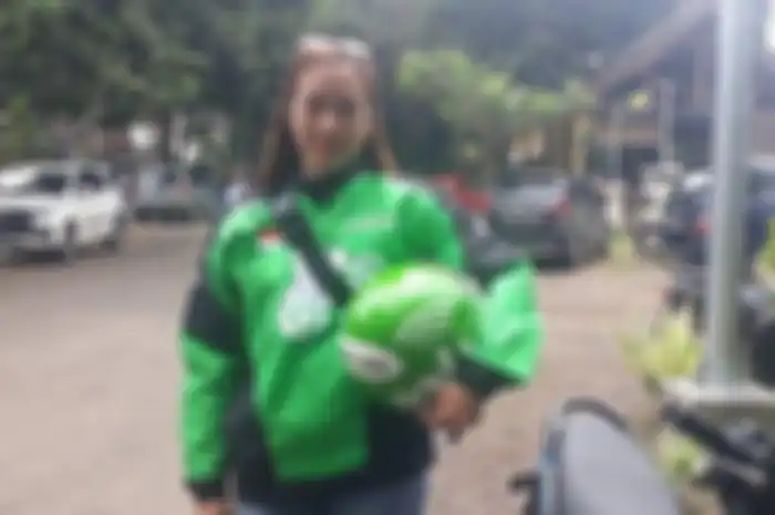 Driver ojol cantik, Ira Marcellia Citra di Soreang, Jawa Barat, Kamis (24/1/2019).