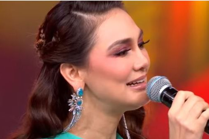 Menyanyi Lagu Tentang Pelakor, Ekspresi Luna Maya Jadi Perhatian