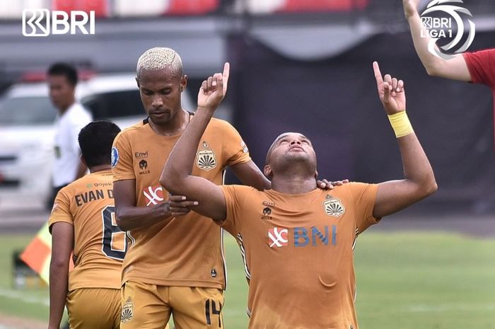 Pemain Bhayangkara FC melakukan selebrasi setelah berhasil mencetak gol ke gawang Persita Tangerang pada laga pekan ke-28 di Stadion Kapten I Wayan Dipta, Gianyar, Selasa (1/3/2022).