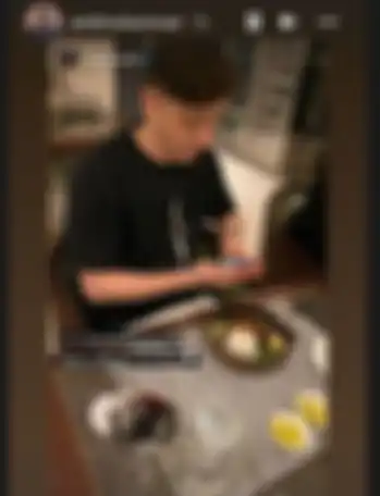 Ozil makan nasi padang pakai garpu
