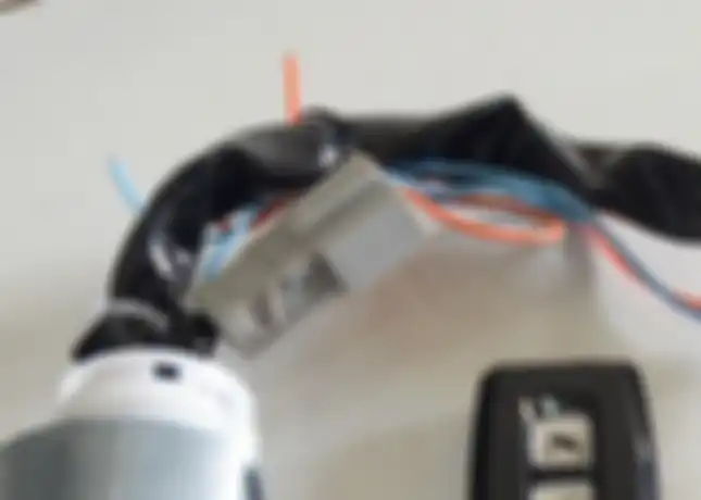 Soket pada smart key sama persis dengan soket asli motor, ada tambahan dua kabel, untuk positif lampu sein kiri dan kanan untuk fungsi answer back system.