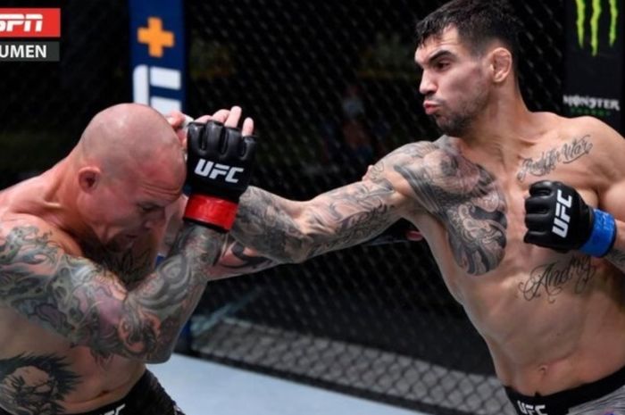 Aleksandar Rakic (kanan), menang telak atas Anthony Smith di UFC Fight Night 175, Minggu (30/8/2020).