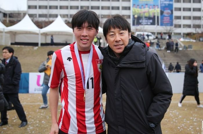 Pelatih timnas Indonesia, Shin Tae-yong (kanan), bersama anak kandungnya, Shin Jae-won.