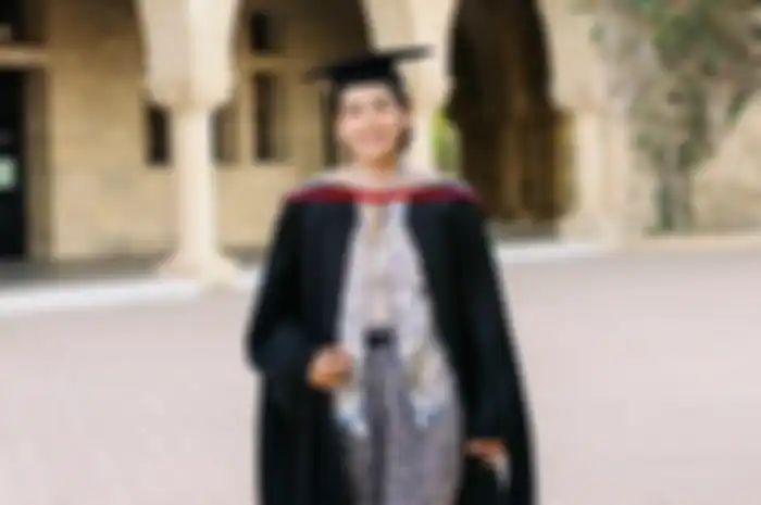 Maudy Ayunda wisuda