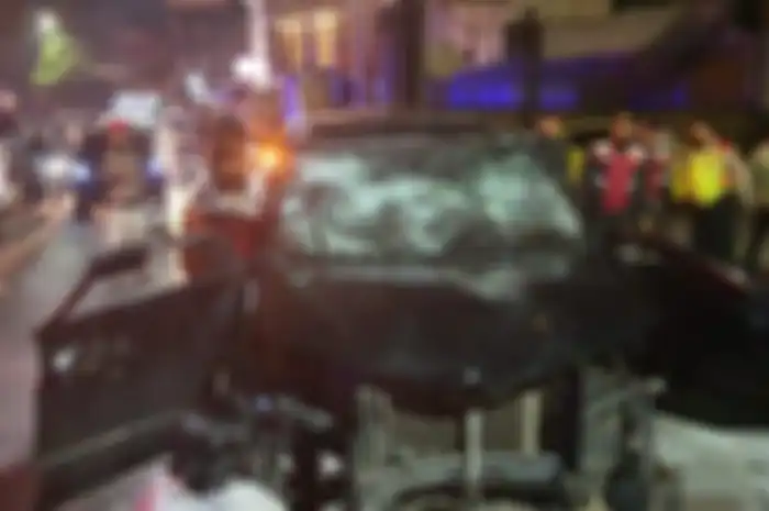 Toyota Avanza di Malang hancur diamuk massa, jadi pelaku tabrak lari motor Honda CB. Motor hingga nyangkut di kolong mobil.