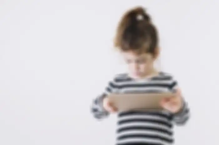 Ilustrasi seorang anak ketagihan main game online