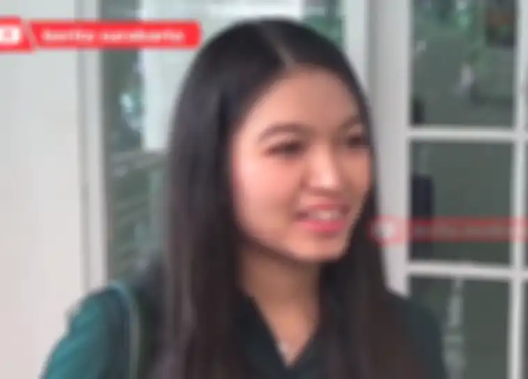 Tampilan Selvi Ananda saat ambil rapor Jan Ethes