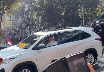 Detik-detik Paus Fransiskus Berkati Bayi di Pinggir Jalan Jakarta saat Datangi Indonesia