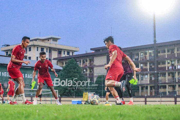 Yance Sayuri (tengah) dipastikan batal gabung dalam TC timnas Indonesia karena mengalami cedera.