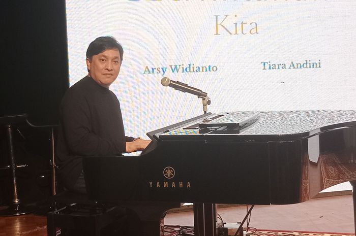 Yovie Widianto di Yamaha Music Center, Setiabudi, Jakarta Selatan, Kamis (1/2/2024). Menurut Yovie, bermain PS lebih sulit dibanding main piano.