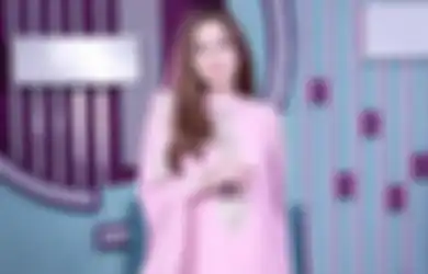 Tak Hanya Belajar Memakai Hijab, Pria Ini Tetiba Bocorkan Jika Celine Evangelista Ikut Ibadah Puasa Ramadhan hingga Sahur Dengan Nasi Kotak, Ada Apa?