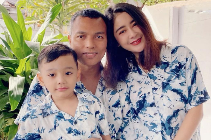 Uut permatasari bersama keluarganya