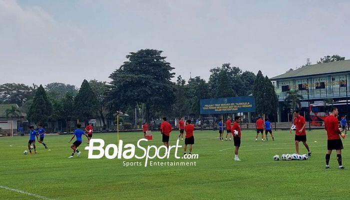 Suasana latihan Timnas U-19 Indonesia di lapangan Tajimalela, Bekasi, Jawa Barat, Minggu (3/7/2022).