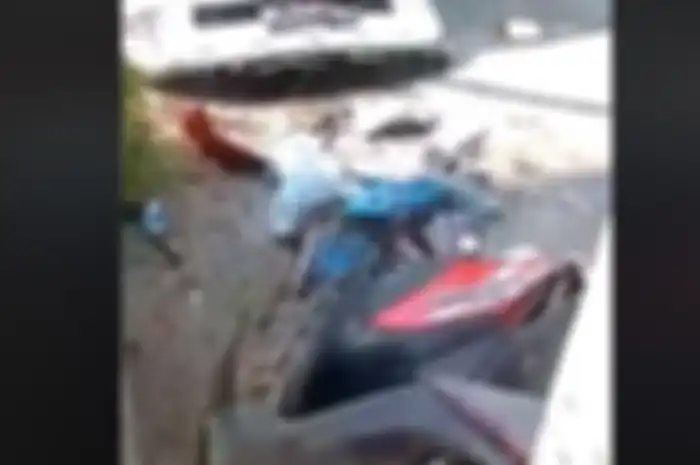 Honda Beat hancur berantakan usai ditabrak Gran Max di jalan Prepedan, Kalideres Jakarta Barat.