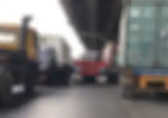 Cara Tepat Motor Nyalip Truk Kontainer Diungkap Sopir Truk Langsung Begini Tipsnya