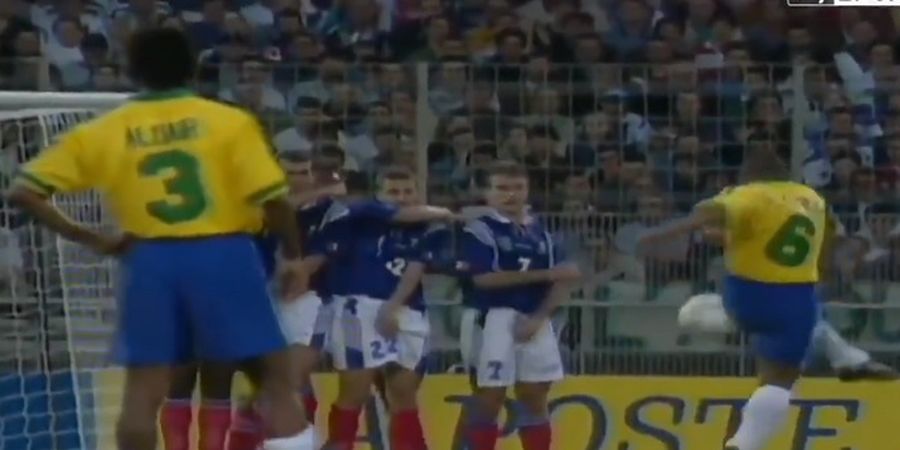 Tendang Bola Keluar Gawang tetapi Masuk, Roberto Carlos Bahas Trik Gol Freekick