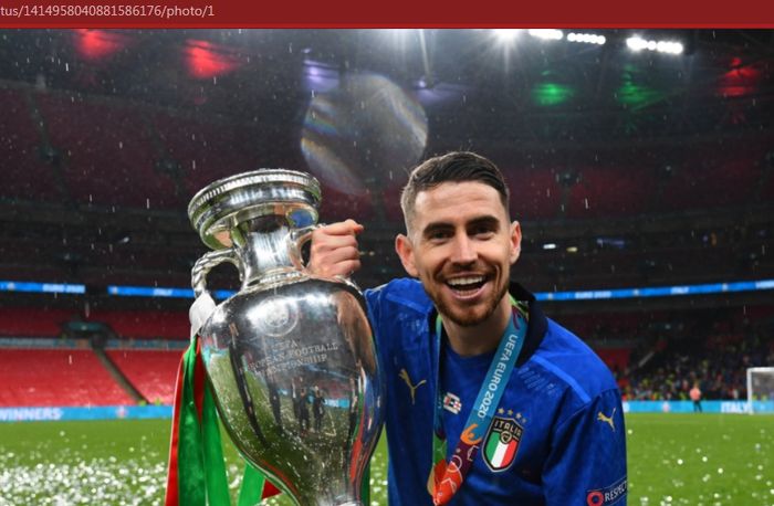 Momen Jorginho berpose dengan trofi EURO 2020 usai timnas Italia berhasil mengalahkan timnas Inggris di babak final.